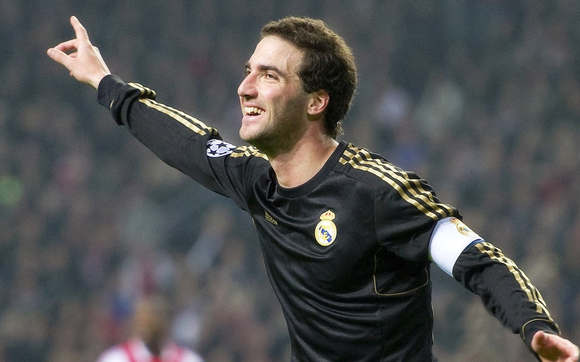 开云平台-欧冠奖杯的故事：金光闪耀的荣耀象征，欧冠奖杯名字是什么